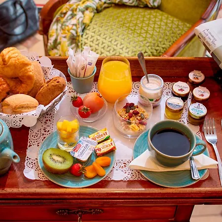 Le Relais Saint Honore 4*