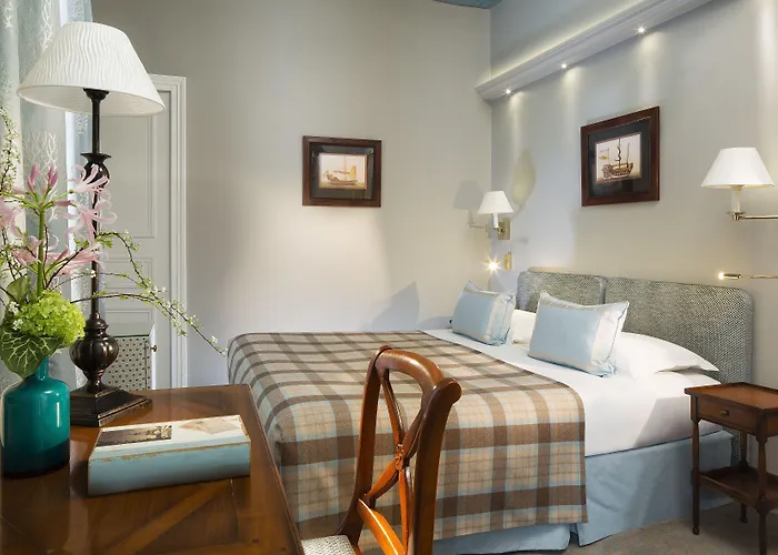 Hotel Le Relais Saint Honore 4*